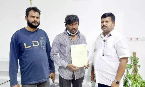 ലൈ​സ​ൻ​സി​ല്ലാ​തെ വാ​ഹ​ന​മോ​ടി​ച്ചു; മ​ല​യാ​ളി നി​യ​മ​ക്കു​രു​ക്കി​ൽ