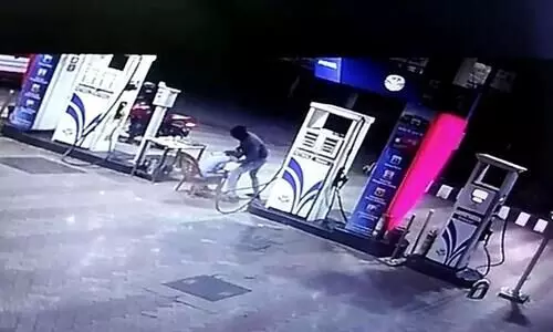 പെട്രോള്‍ പമ്പ് ജീവനക്കാരനെ ആക്രമിച്ച് പണം കവർന്നു