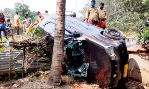 കാര്‍ താഴ്ചയിലേക്ക് മറിഞ്ഞ് ദമ്പതികള്‍ക്ക് പരിക്ക്