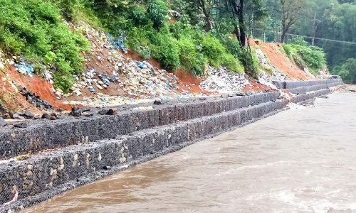 പമ്പയിൽ വാഹനപാർക്കിങ്ങിന്​ ഭീഷണിയായി മണ്ണിടിച്ചിൽ തുടരുന്നു