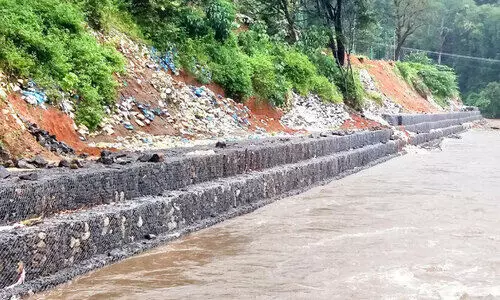 പമ്പയിൽ വാഹനപാർക്കിങ്ങിന്​ ഭീഷണിയായി മണ്ണിടിച്ചിൽ തുടരുന്നു