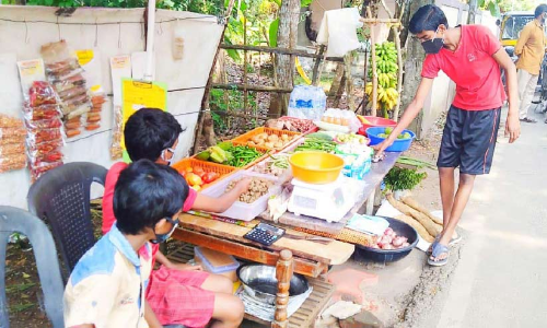 തെരുവിൽ പച്ചക്കറിക്കച്ചവടത്തിനിറങ്ങിയ കുട്ടികൾക്ക് കൈത്താങ്ങായി കൂടുതൽപേർ