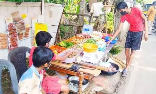 തെരുവിൽ പച്ചക്കറിക്കച്ചവടത്തിനിറങ്ങിയ കുട്ടികൾക്ക് കൈത്താങ്ങായി കൂടുതൽപേർ
