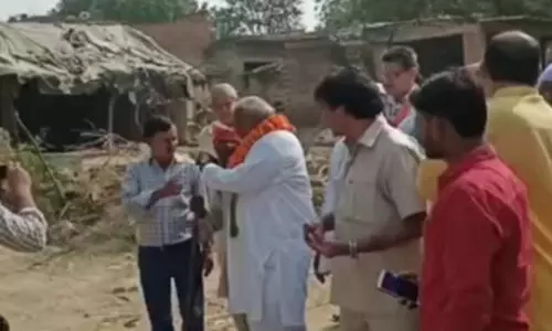 വോട്ടര്‍ക്ക് പണം നല്‍കിയെന്ന പേരില്‍ ദൃശ്യം; വിസിറ്റിങ് കാര്‍ഡെന്ന് കോണ്‍ഗ്രസ് സ്ഥാനാര്‍ഥി