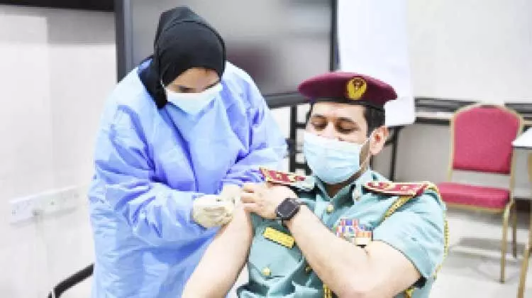 കോ​വി​ഡ് വാ​ക്സി​ൻ സ്വീ​ക​രി​ച്ച് അ​ജ്മാ​ന്‍ പൊ​ലീ​സ്