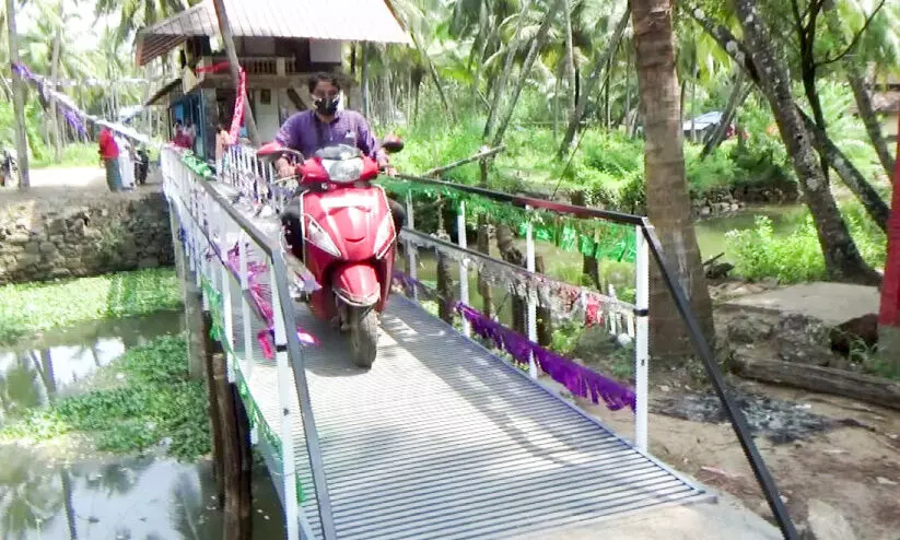 കനോലി കനാലിന് കുറുകെ നാട്ടുകാരുടെ വക ഇരുമ്പുപാലം