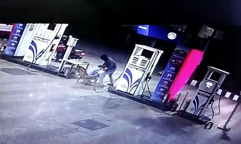 പെട്രോള് പമ്പ് ജീവനക്കാരനെ ആക്രമിച്ച് പണം കവർന്നു പെട്രോള് പമ്പ് ജീവനക്കാരനെ ആക്രമിച്ച് പണം കവർന്നു
