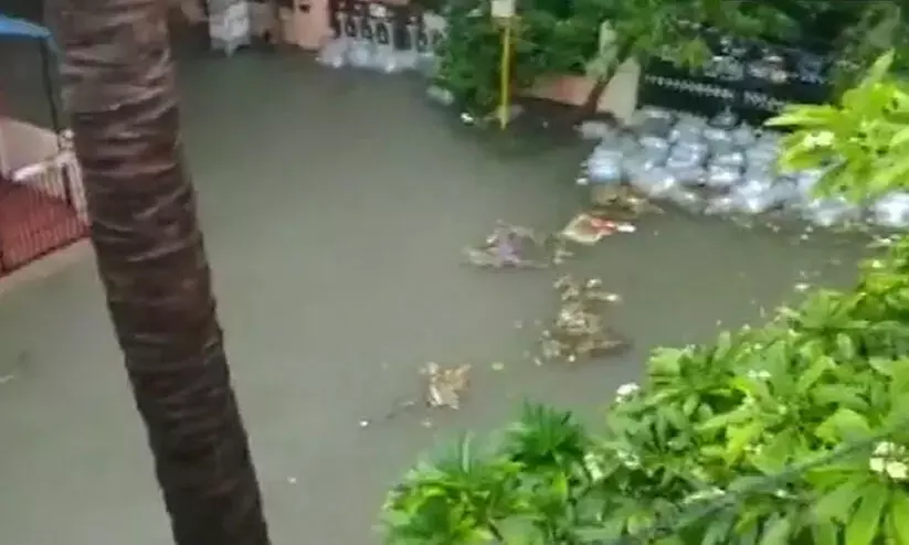 തമിഴ്നാട്ടില് കനത്ത മഴ; താഴ്ന്ന പ്രദേശങ്ങള് വെള്ളത്തിനടിയില് തമിഴ്നാട്ടില് കനത്ത മഴ; താഴ്ന്ന പ്രദേശങ്ങള് വെള്ളത്തിനടിയില്