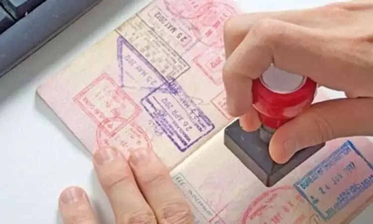 ഒമാനിൽ അടുത്ത വർഷം മുതൽ തൊഴിൽ വിസ ഫീസ് വർധിക്കും ഒമാനിൽ അടുത്ത വർഷം മുതൽ തൊഴിൽ വിസ ഫീസ് വർധിക്കും