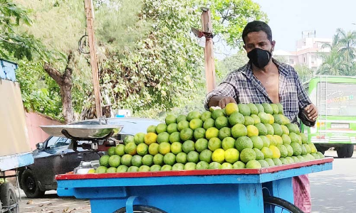 വഴി നീളെ കച്ചവടം; വഴിമുട്ടി തെരുവ്​ കച്ചവടക്കാർ