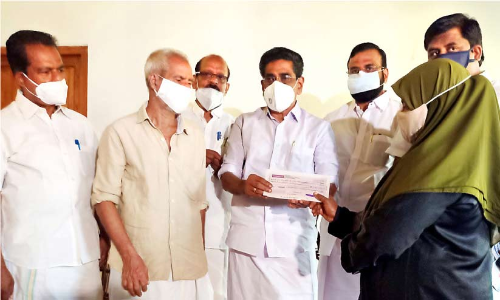 താഹ​ ഫ​സ​ലി​ന്​ വീട്​: കെ.പി.സി.സി അഞ്ചുലക്ഷം കൈമാറി