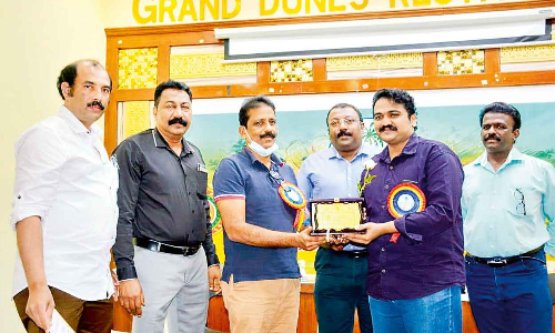 കോ​വി​ഡ് കാ​ല​ത്ത് മി​ക​ച്ച സേ​വ​നം ന​ട​ത്തി​യ  സ​ന്ന​ദ്ധ പ്ര​വ​ർ​ത്ത​ക​രെ ആ​ദ​രി​ച്ചു