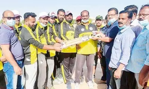 കേ​ളി ക്രി​ക്ക​റ്റ് ബാ​ളും ബാ​റ്റും സ​മ്മാ​നി​ച്ചു