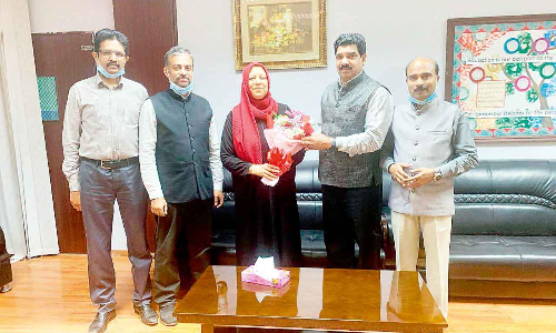 ഇ​ന്ത്യ​ൻ സ്കൂ​ൾ പ്രി​ൻ​സി​പ്പ​ലാ​യി ചു​മ​ത​ല​യേ​റ്റ മെ​ഹ​നാ​സ് ഫ​രീ​ദി​നെ‌ കെ.​എം.​സി.​സി അ​നു​മോ​ദി​ച്ചു