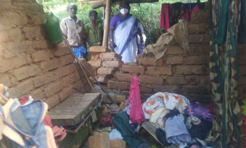 കാട്ടാനകൾ വീട് തകർത്തു: റേഞ്ച് ഓഫിസ് ഉപരോധിച്ചു കാട്ടാനകൾ വീട് തകർത്തു: റേഞ്ച് ഓഫിസ് ഉപരോധിച്ചു