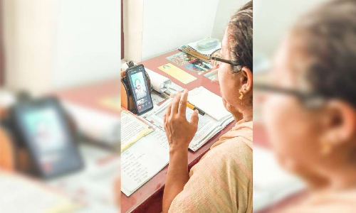 ഭിന്നശേഷിക്കാർക്ക്​ ഓൺലൈൻ ക്ലാസുമായി അധ്യാപിക