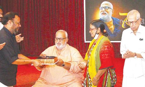 എഴുപതി​െൻറ നിറവിൽ ജോൺ പോൾ കുറിച്ചു; ഗുരുക്കൻമാരെ, കാലത്തെ പ്രണമിക്കുന്നു