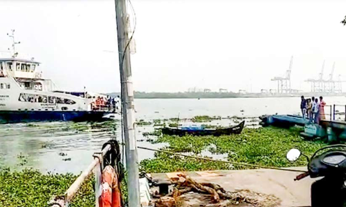 വള്ളം കെട്ടഴിഞ്ഞ് ജെട്ടിയിൽ; ജങ്കാർ അടുപ്പിക്കാനാവാതെ ജീവനക്കാർ