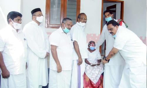 ത​ള​ർ​ന്നു​പോ​യ വ​യോ​ധി​ക​ക്ക്​ വീ​ടൊ​രു​ക്കി റോ​ബി മാ​ത്യു