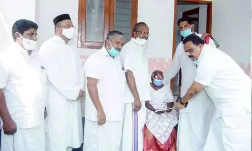 ത​ള​ർ​ന്നു​പോ​യ വ​യോ​ധി​ക​ക്ക്​ വീ​ടൊ​രു​ക്കി റോ​ബി മാ​ത്യു