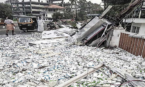 നിയന്ത്രണംവിട്ട പാൽ ലോറി മറിഞ്ഞു; 20,000 ലി​റ്റ​ർ പാ​ൽ, തൈ​ര് പാ​ക്ക​റ്റു​ക​ൾ റോഡിൽ