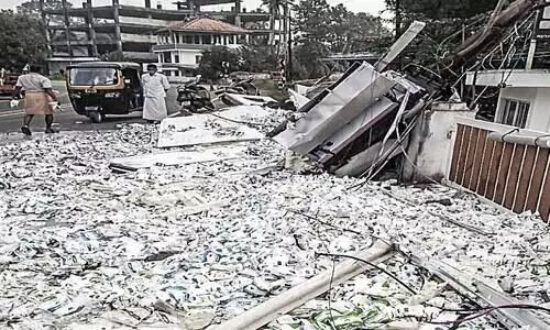 നിയന്ത്രണംവിട്ട പാൽ ലോറി മറിഞ്ഞു; 20,000 ലി​റ്റ​ർ പാ​ൽ, തൈ​ര് പാ​ക്ക​റ്റു​ക​ൾ റോഡിൽ