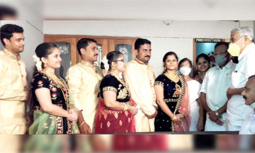 പഞ്ചരത്​നങ്ങളുടെ വീട് ഉമ്മൻ ചാണ്ടി സന്ദർശിച്ചു