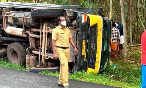 അമിതഅളവിൽ പാറ കയറ്റിയ ടിപ്പർ മറിഞ്ഞു അമിതഅളവിൽ പാറ കയറ്റിയ ടിപ്പർ മറിഞ്ഞു