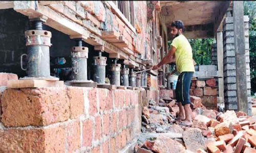പ്രളയത്തിന് വിട്ടുകൊടുക്കില്ലെന്നുറച്ച് നൗഷാദ്; വീട്​ അഞ്ചടി ഉയർത്തുന്നു