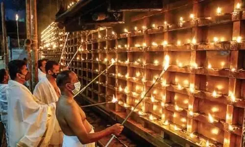 ഗു​രു​വാ​യൂ​രിൽ ഉ​ദ്യോ​ഗ​സ്ഥ​രി​ല്ലാ​തെ പൊ​ലീ​സ് വ​ക ഏ​കാ​ദ​ശി വി​ള​ക്ക്