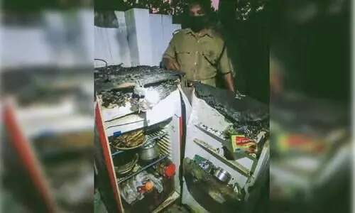 അടച്ചിട്ട വീട്ടിലെ റഫ്രിജറേറ്ററിന് തീപിടിച്ചു