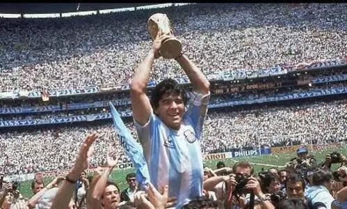 യേശുവിനൊപ്പം മെഴുകുതിരി വെളിച്ചത്തിൽ ഇപ്പോഴും ആരാധിക്കുന്ന രൂപം; ഡിഗോ മറഡോണ