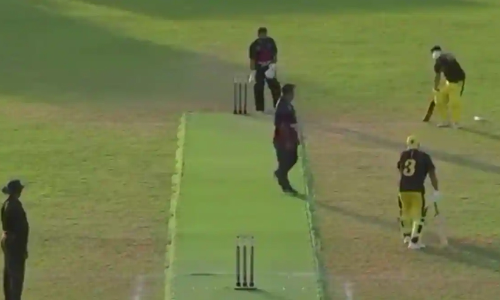 ജയിച്ചെന്ന്​ കരുതി കീപ്പർ പന്ത്​ പിടിച്ചിരുന്നു; മത്സരം ടൈ കെട്ടി ബാറ്റ്​സ്​മാൻമാരുടെ വിരുത്​