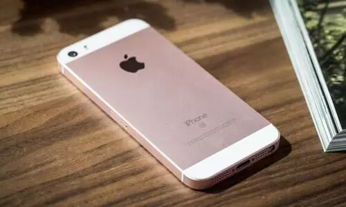 അസി.പ്രോട്ടോകോൾ ഓഫിസർ ​െഎ ഫോൺ തിരികെ നൽകി