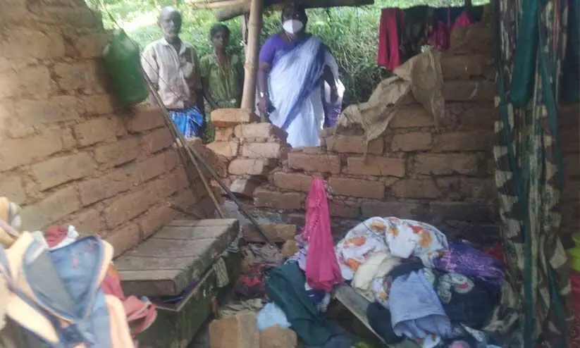 കാട്ടാനകൾ വീട് തകർത്തു: റേഞ്ച്​​ ഓഫിസ് ഉപരോധിച്ചു