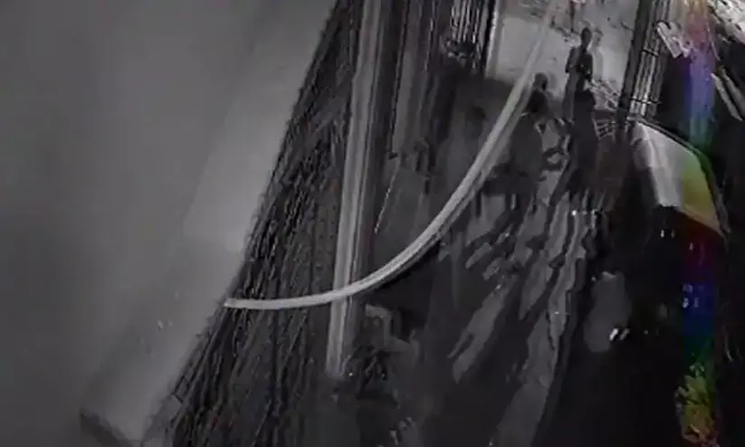 ഡല്ഹിയില് സുഹൃത്തുക്കള് യുവാവിനെ കുത്തിക്കൊലപ്പെടുത്തി ഡല്ഹിയില് സുഹൃത്തുക്കള് യുവാവിനെ കുത്തിക്കൊലപ്പെടുത്തി