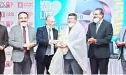 സാ​മൂ​ഹി​ക പ്ര​വ​ർ​ത്ത​ക​ർ​ക്ക്​ സ​ഫാ​രി​യു​ടെ ആ​ദ​രം