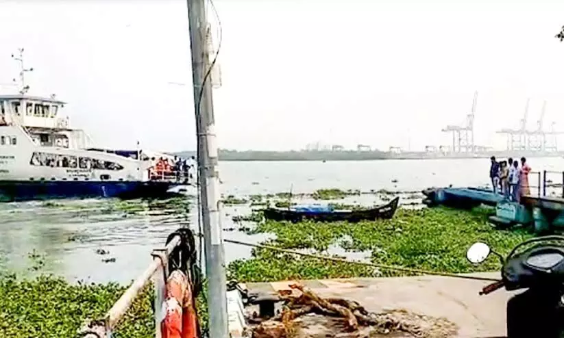 വള്ളം കെട്ടഴിഞ്ഞ് ജെട്ടിയിൽ; ജങ്കാർ അടുപ്പിക്കാനാവാതെ ജീവനക്കാർ