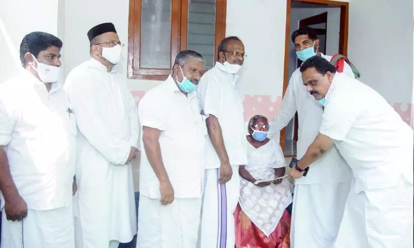 ത​ള​ർ​ന്നു​പോ​യ വ​യോ​ധി​ക​ക്ക്​ വീ​ടൊ​രു​ക്കി റോ​ബി മാ​ത്യു