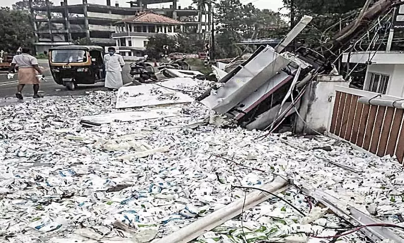 നിയന്ത്രണംവിട്ട പാൽ ലോറി മറിഞ്ഞു; 20,000 ലി​റ്റ​ർ പാ​ൽ, തൈ​ര് പാ​ക്ക​റ്റു​ക​ൾ റോഡിൽ