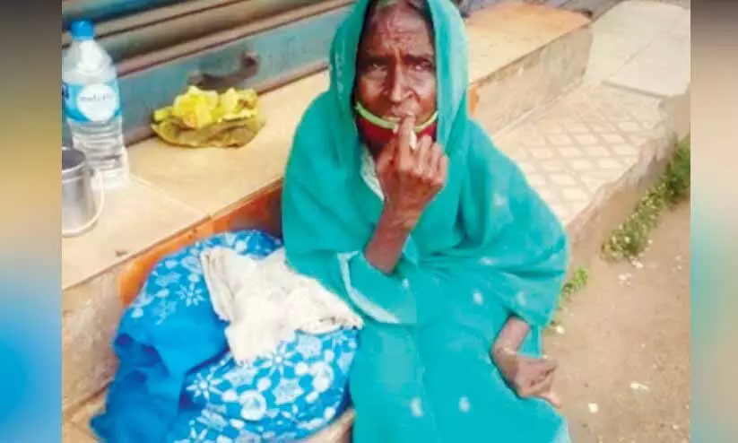 ഭിക്ഷാടനമാഫിയ കൈയൊഴിഞ്ഞു; അവശനിലയിൽ വയോധിക ഭിക്ഷാടനമാഫിയ കൈയൊഴിഞ്ഞു; അവശനിലയിൽ വയോധിക