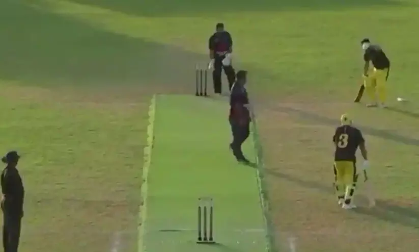 ജയിച്ചെന്ന് കരുതി കീപ്പർ പന്ത് പിടിച്ചിരുന്നു; മത്സരം ടൈ കെട്ടി ബാറ്റ്സ്മാൻമാരുടെ വിരുത് ജയിച്ചെന്ന് കരുതി കീപ്പർ പന്ത് പിടിച്ചിരുന്നു; മത്സരം ടൈ കെട്ടി ബാറ്റ്സ്മാൻമാരുടെ വിരുത്