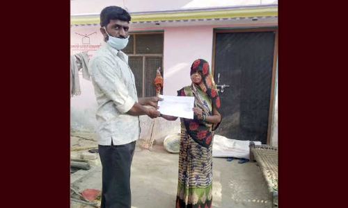 മ​ദീ​ന​യി​ൽ മ​രി​ച്ച മ​ഹേ​ഷ് കു​മാ​റി​െൻറ കു​ടും​ബ​ത്തി​നു​ള്ള തു​ക കൈ​മാ​റി