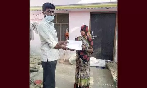 മ​ദീ​ന​യി​ൽ മ​രി​ച്ച മ​ഹേ​ഷ് കു​മാ​റി​െൻറ കു​ടും​ബ​ത്തി​നു​ള്ള തു​ക കൈ​മാ​റി