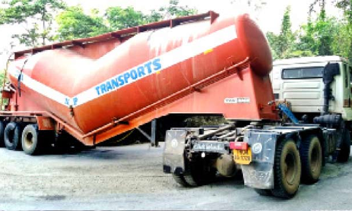 വഴിതെറ്റിവന്ന ട്രെയി​ലർ ചുരത്തിൽ കുടുങ്ങി; മണിക്കൂറുകളോളം ഗതാഗതതടസ്സം