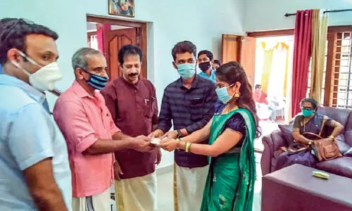 വിവാഹാഘോഷം ലളിതം: വിഹിതം പല്ലിയേറ്റിവിന് നൽകി നവദമ്പതികൾ