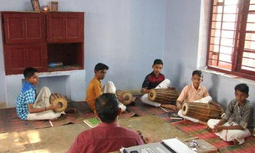 ക​ല പ​ഠി​ക്കാ​നാളി​ല്ല; അ​ധ്യാ​പ​ക​ർ ദു​രി​ത​ത്തി​ൽ