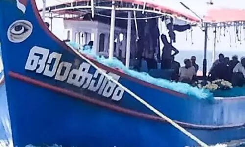 വെള്ളം കയറി വള്ളം അപകടത്തിലായി; തൊഴിലാളികളെ രക്ഷപ്പെടുത്തി