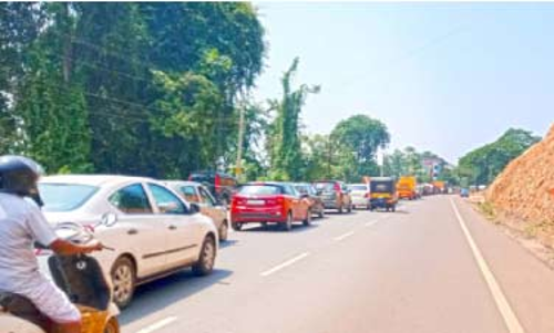 ഭാര വാഹനങ്ങൾക്ക് നിയന്ത്രണമില്ല:  ഇരിട്ടി പാലം ഗതാഗതക്കുരുക്കിൽ