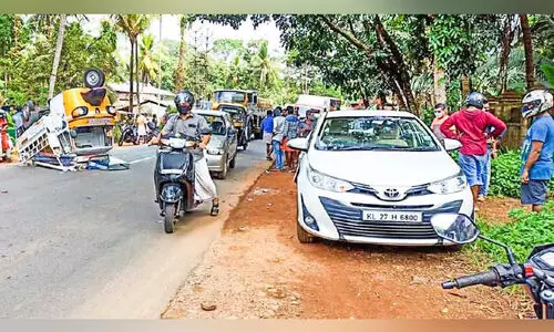 മി​നി​ലോ​റി കാ​റി​ലി​ടി​ച്ച്​ മ​റി​ഞ്ഞു; ഗ​താ​ഗ​തം ത​ട​സ്സ​പ്പെ​ട്ടു